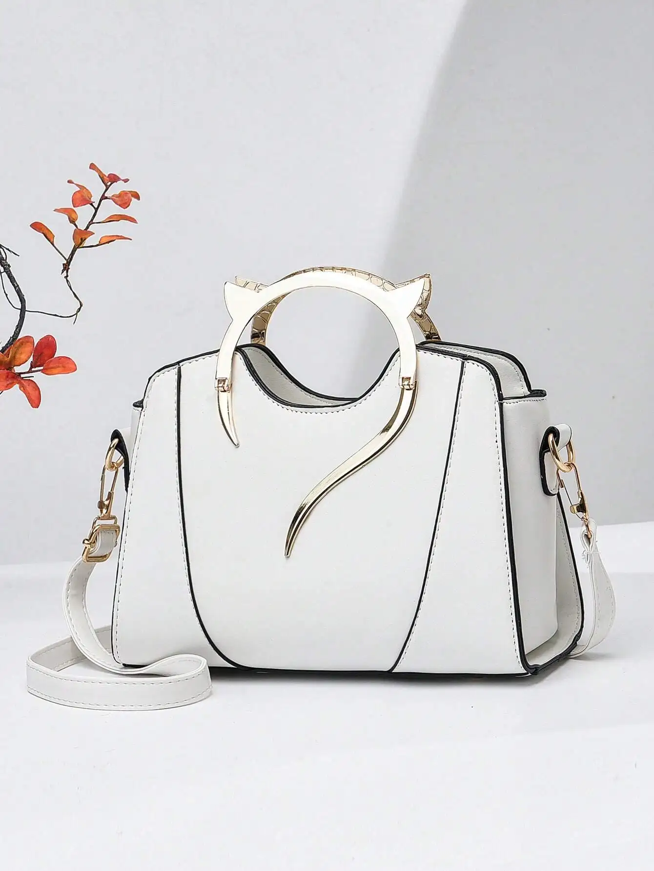 

Белая сумка с металлической ручкой в виде кошачьих ушек и контрастной строчкой