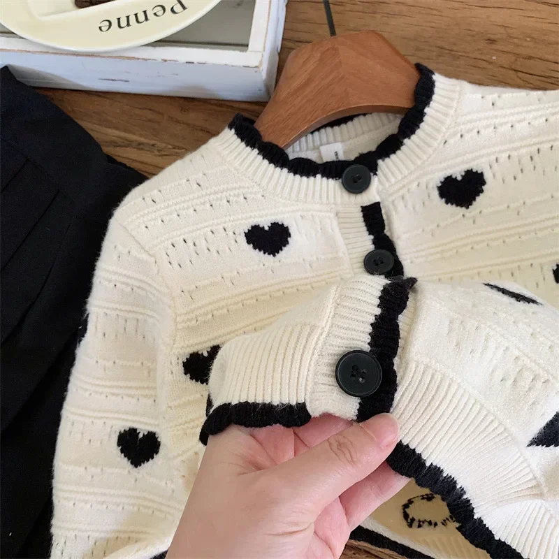 Vêtements d'automne pour bébé fille, couture noire et blanche, motif cœur, pull en tricot, Cardigan, jupe noire, ensemble de tenue mignonne de 2 à 7 ans, 2024