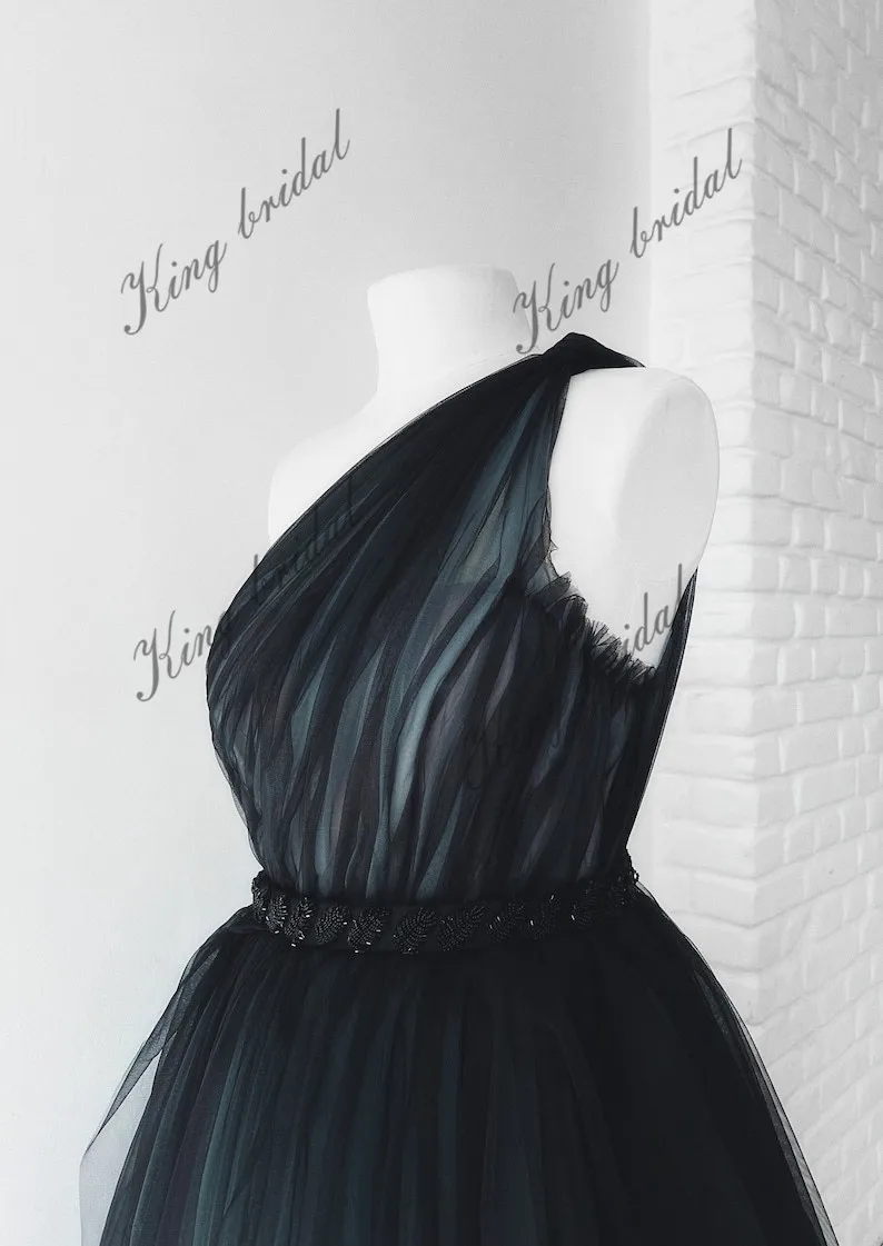 Schwarzes Hochzeitskleid. Vollschwarzes aschblaues Brautkleid. Gothic-Hochzeitskleid. Tüll-Perlen-Fantasie-Ballkleid, einfache Brautkleider