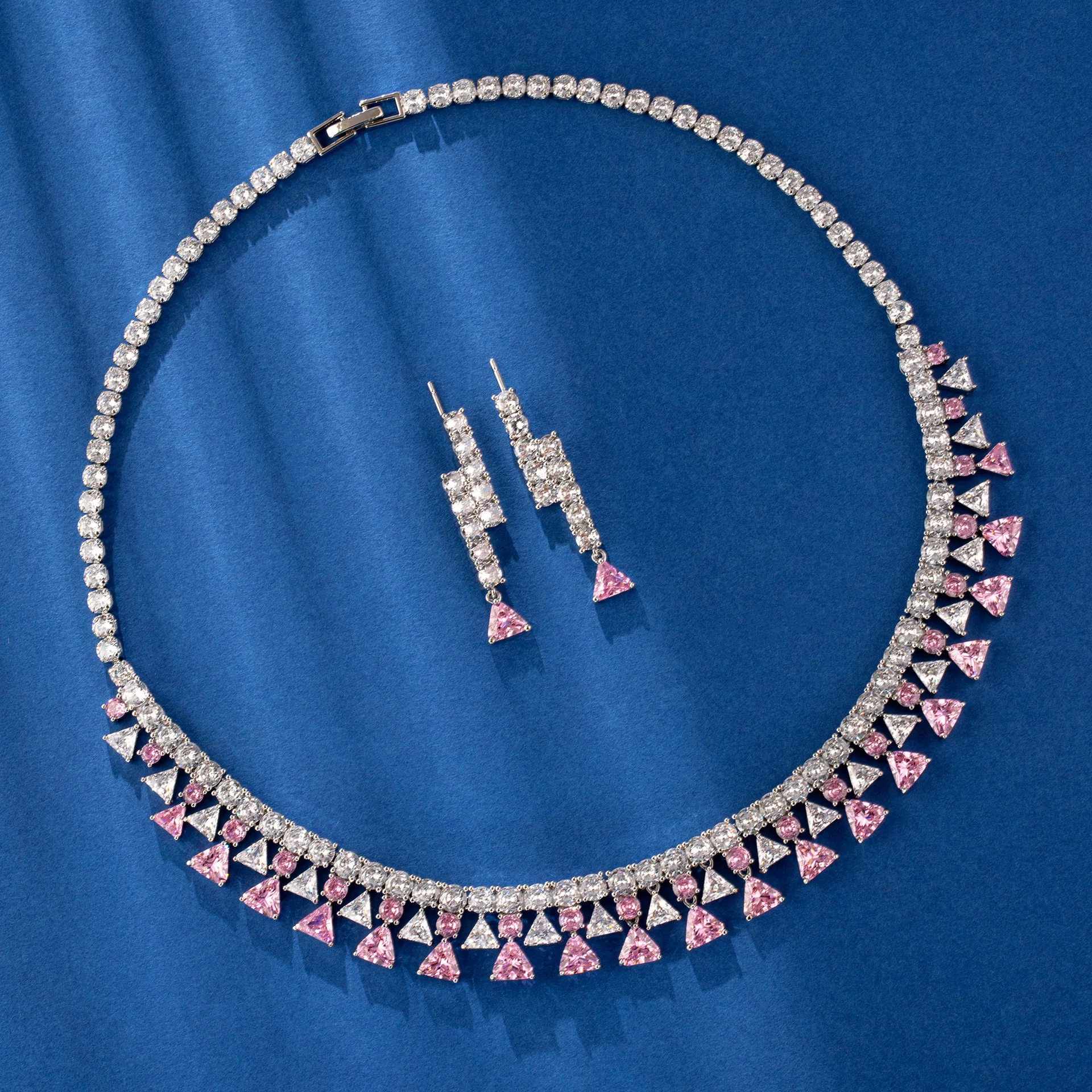 

Изысканное, нежное и стильное ожерелье с цирконами, оригинальные треугольные аксессуары, легкая роскошь, французский шик, благородный аксессуар для дочери светской львицы.