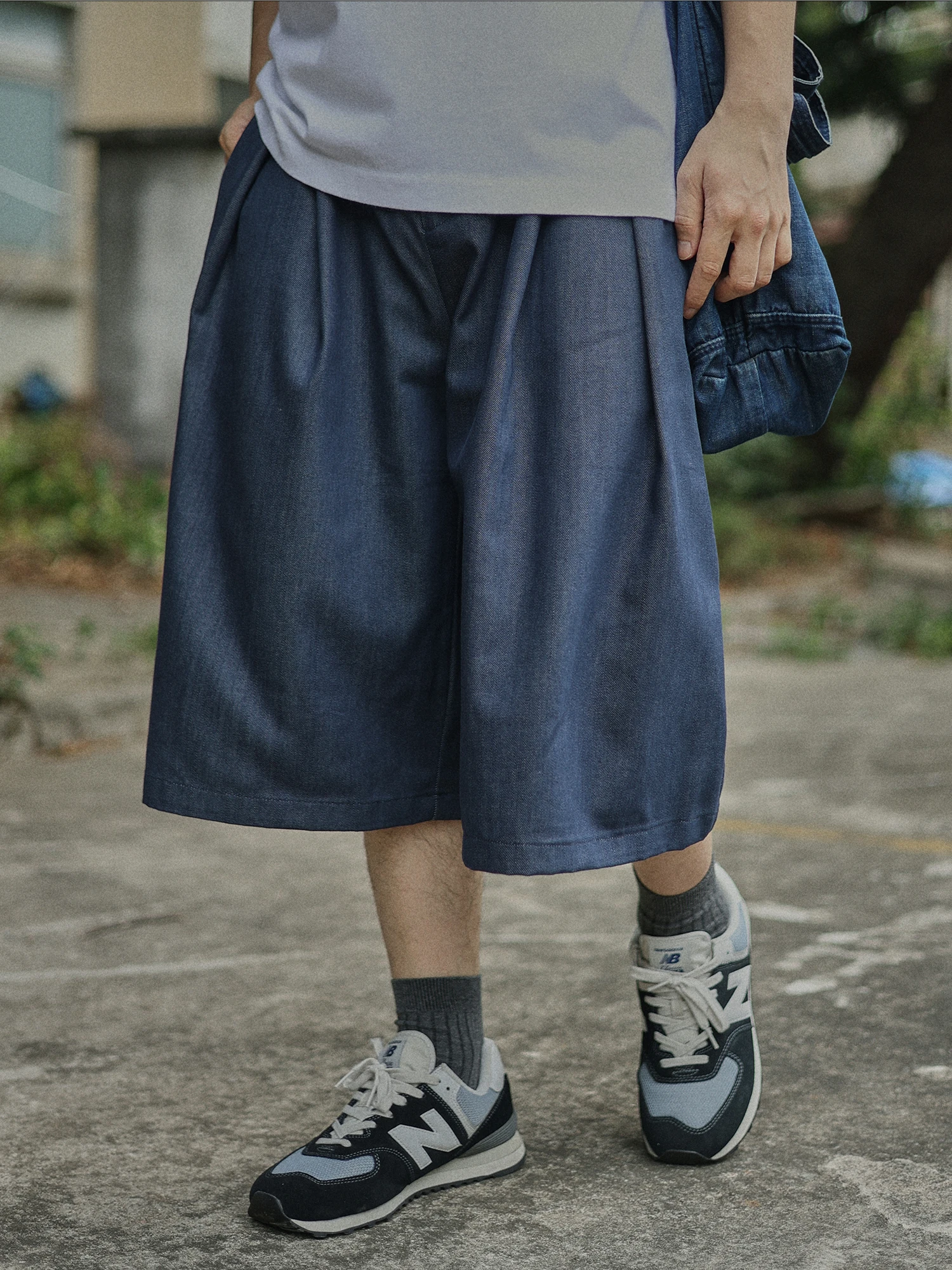 

Youthful Casual Loose Fit Denim Shorts Elastic Waist Seven-Foot Length Polyester Cotton Lyocell Blend Summer Shorts