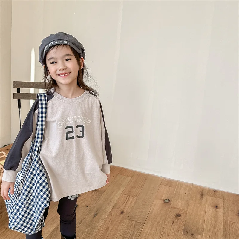 

Детская повседневная футболка в корейском стиле для мальчиков и девочек, розовые абрикосовые свободные топы с рукавами реглан и буквенным принтом, осенняя детская одежда A5017