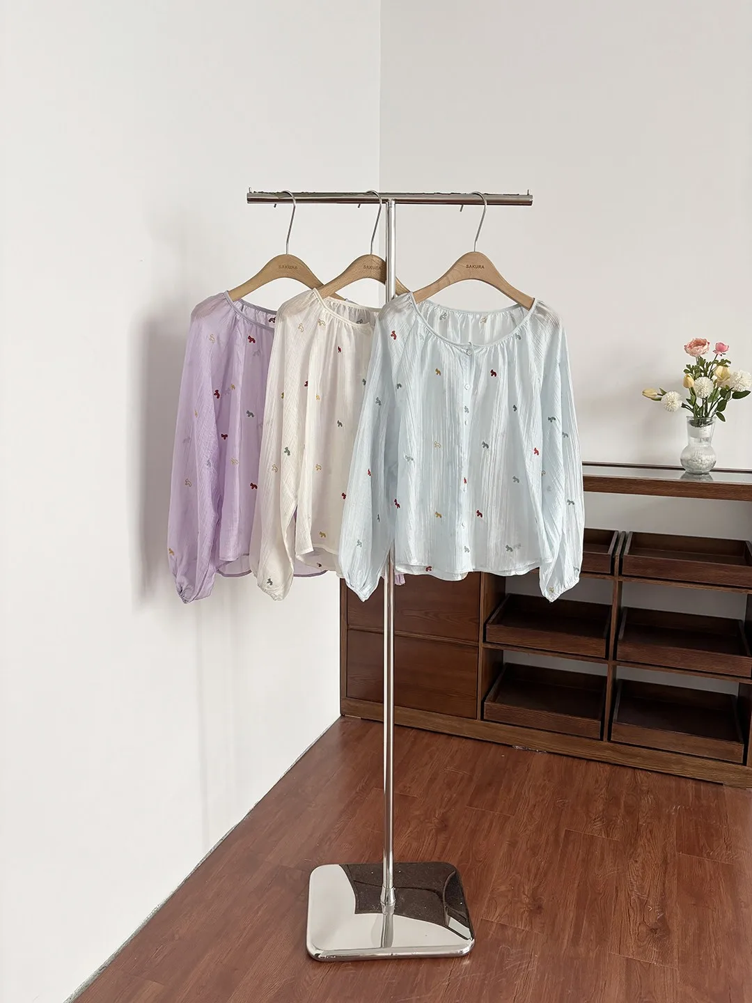 

Весна 2026: Женская свободная рубашка с длинным рукавом и вышивкой, стройнящий фасон для офиса, комфортная, дышащая, из полиэфирного волокна