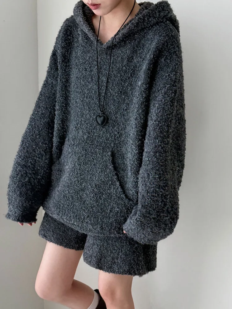 WHTREND 부드럽고 달콤한 따뜻한 울 후드 스웨터 + 반바지 가을 겨울 여성의 새로운 니트 캐주얼 세트 WH1606