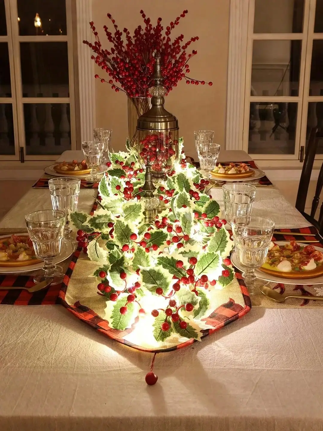 Guirnalda navideña con bayas rojas y hojas de acebo, chimenea, puerta, decoración de habitación, celebraciones de Año Nuevo de invierno, decoración navideña