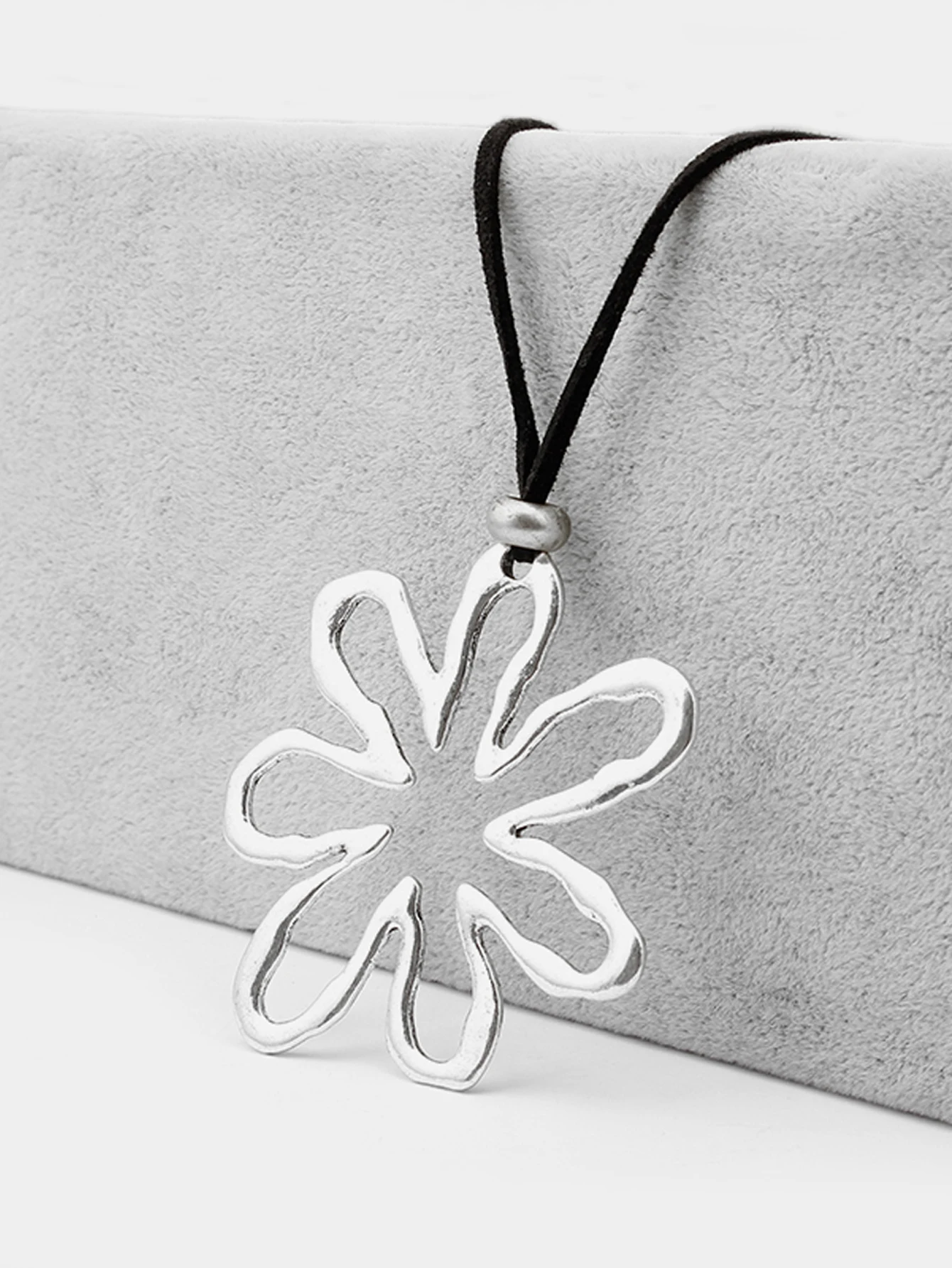 1PCS Simple Retro Personalized Hollowed Out Petal Lucky Grass Long Sweater Chain Necklace