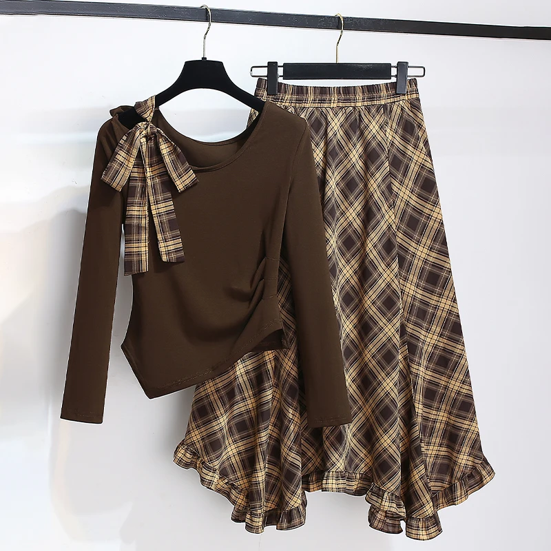 

2025 ранняя осень, новая модная повседневная универсальная футболка с длинным рукавом + утягивающая клетчатая юбка с высокой талией