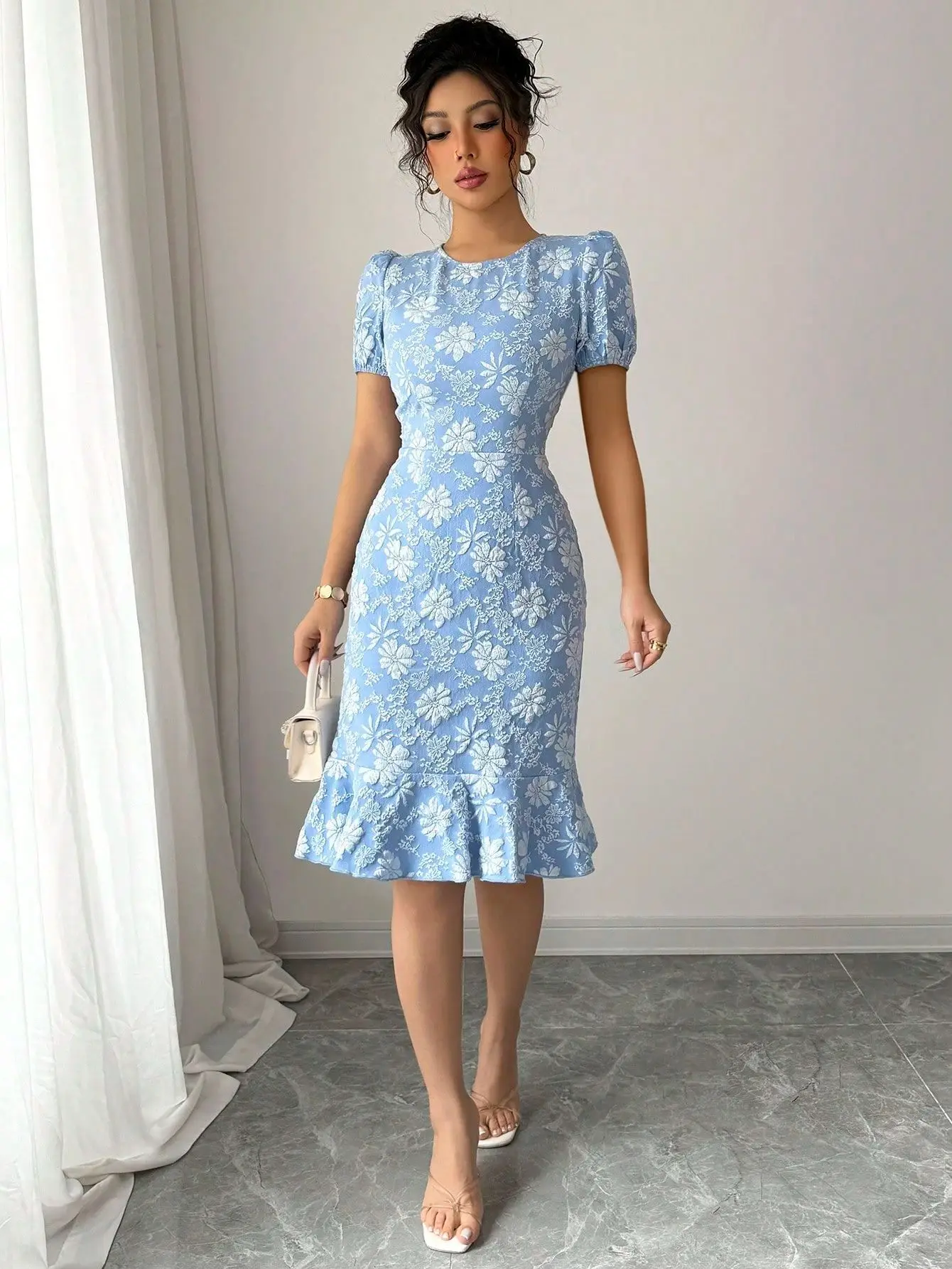 فستان قصير أنيق بأكمام قصيرة بتصميم جاكار على شكل زهرة لعام 2025 فستان حفلات صيفي بأكمام منتفخة ورقبة دائرية فستان ضيق على الورك جديد