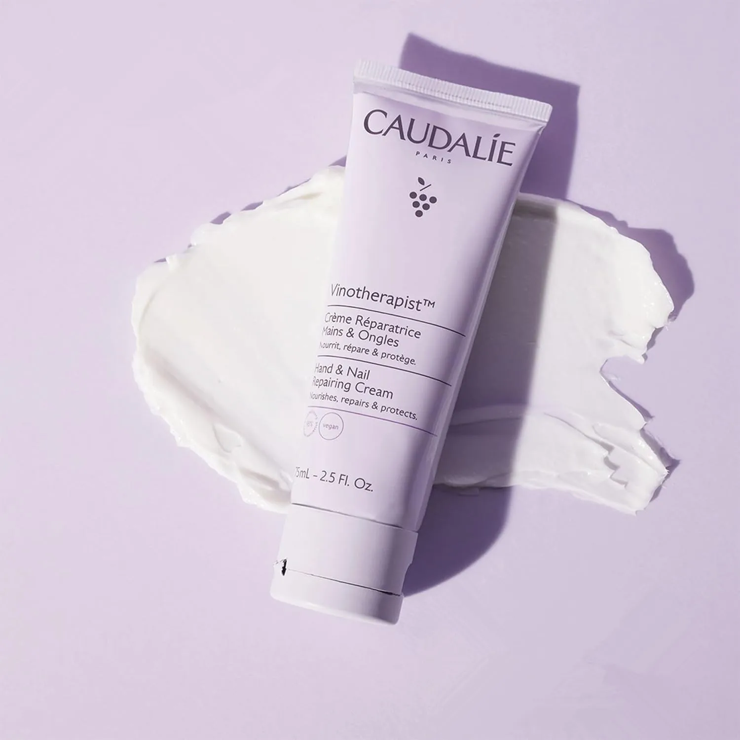 Caudalie Traubenkern-Hand- und Nagelreparaturcreme mit Sheabutter und Traubenkernöl pflegt trockene Hände, beruhigt und spendet Feuchtigkeit.