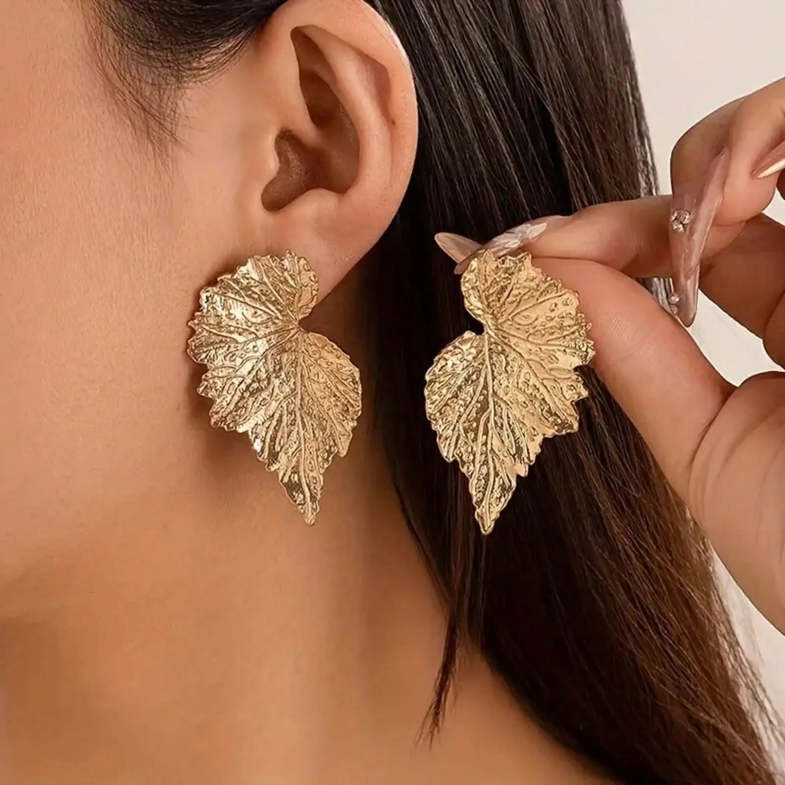 1 Pair Of Elegant And Graceful Leaf Earrings Suitable For Women To Wear In Daily Life, Banquets/Dances, Travel, Vacations, Etc., As A Holiday And Birthday Gift For Girlfriends/Mothers
