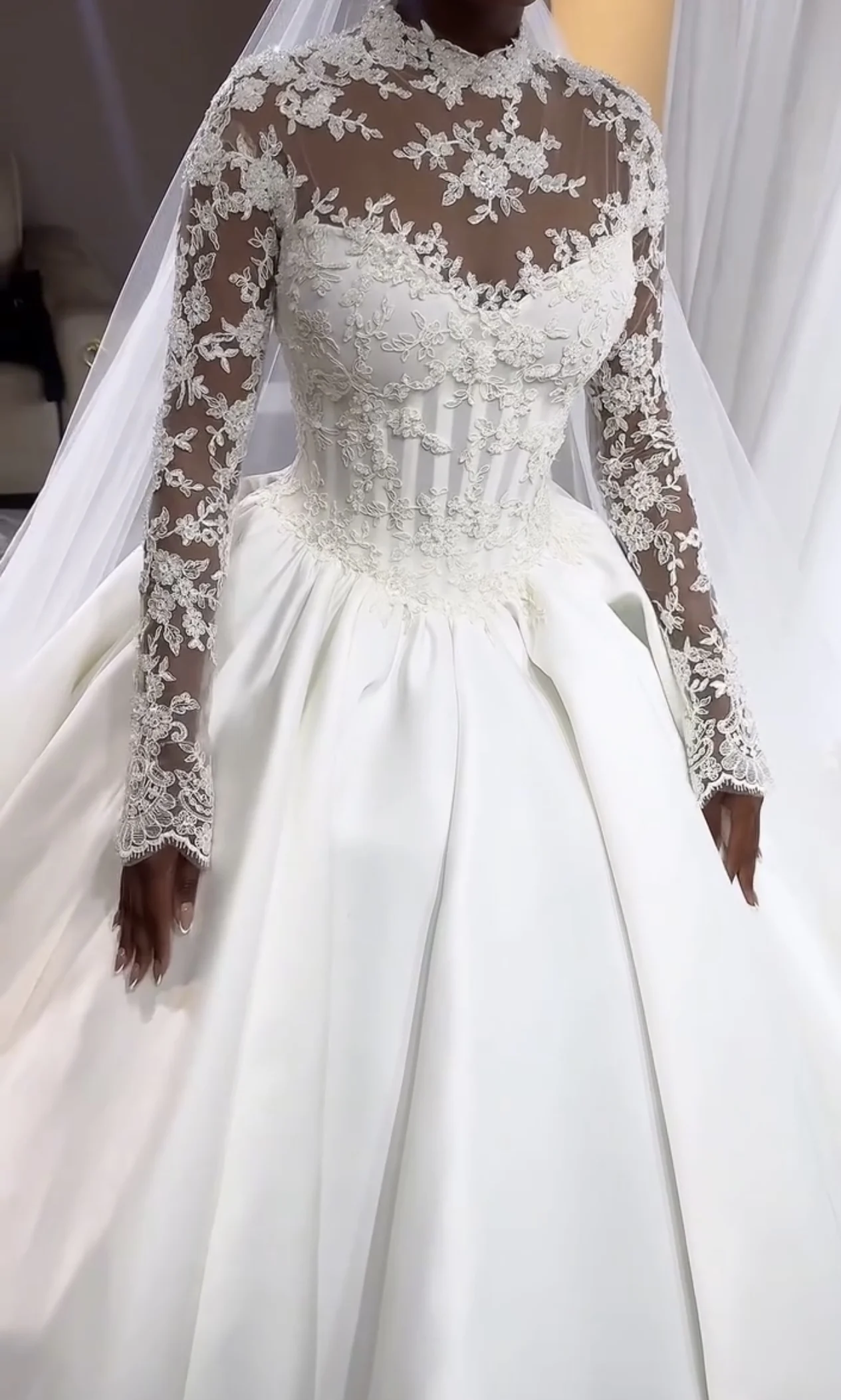 

Свадебное платье Flavinke на заказ: элегантное, А-силуэт, с высоким воротом, длинными рукавами, кружевными аппликациями, атласным шлейфом. Vestidos De Novia.