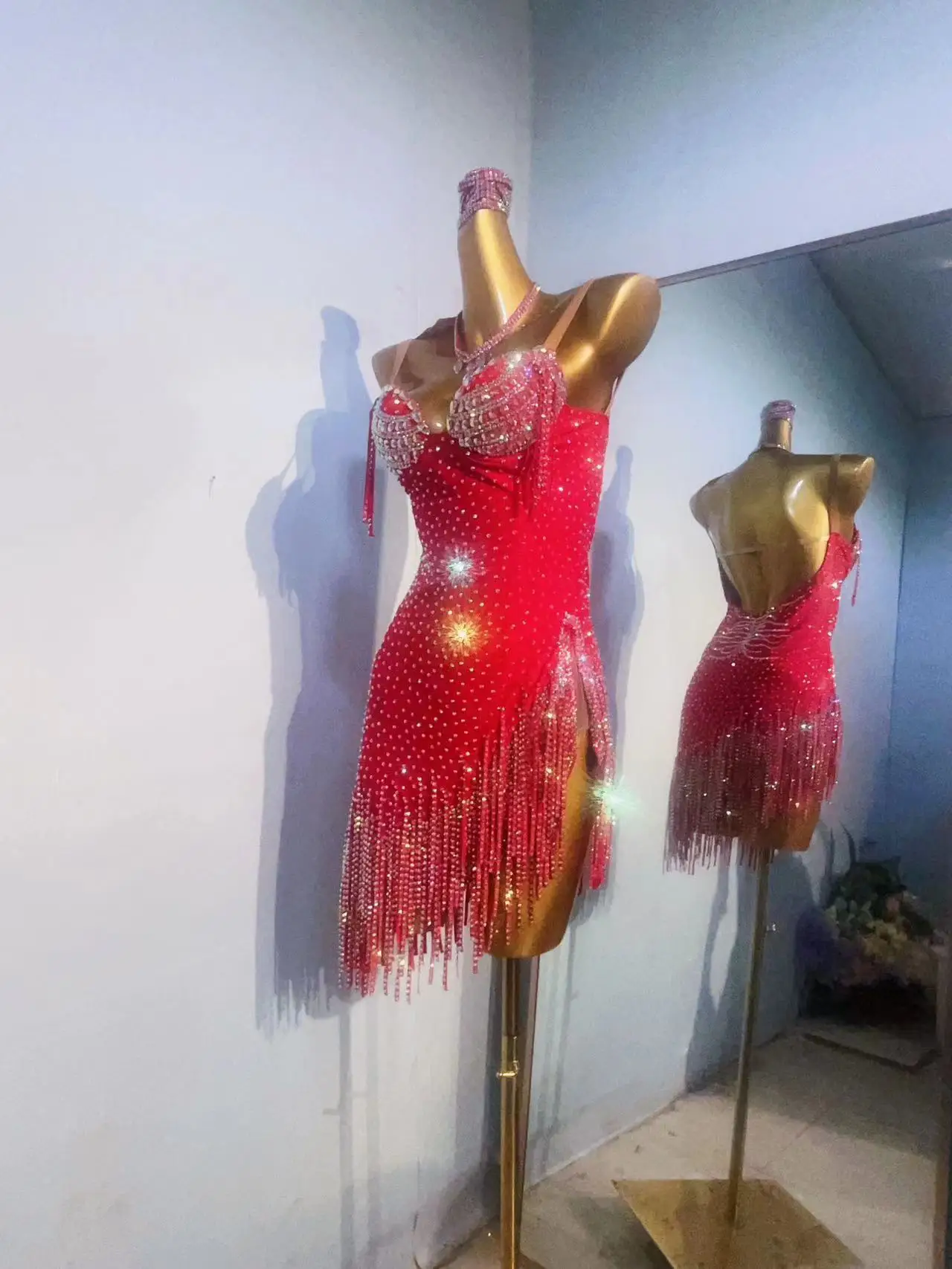 Abito da ballo latino da donna di fascia alta personalizzato grande gonna diagonale rossa con bretelle Samba Art strass spettacolo costume