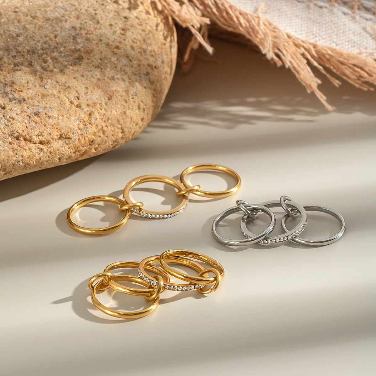 XIANING Size8 خاتم متعدد الطبقات من الفولاذ المقاوم للصدأ للنساء مطلي بالذهب عيار 18 قيراط مجوهرات عصرية مقاومة للماء