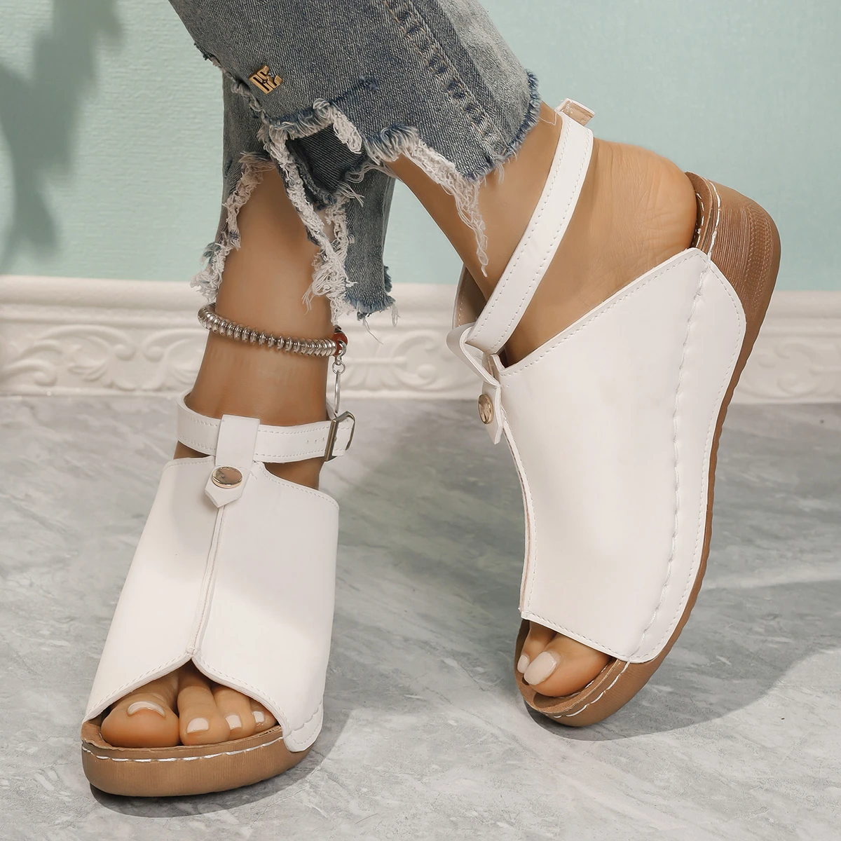 أحذية للنساء 2025 صنادل صيفية بكعب متوسط أحذية للسيدات على العرض بكعب أبيض موضة فاخرة جديدة في أحذية رياضية خفيفة