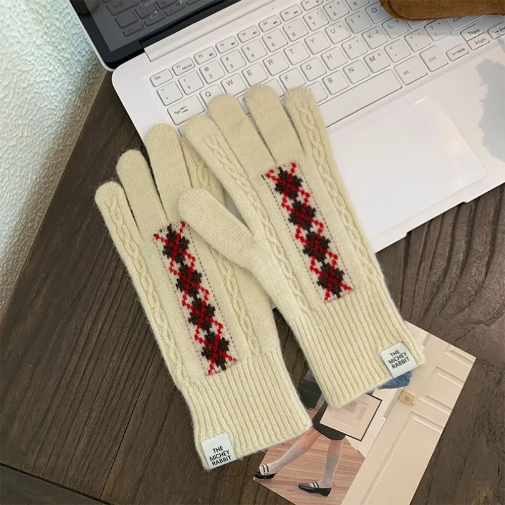 

Fair Island Style Winter Knitted Gloves Soft Red Twists Pattern Gloves Touch Screen Warm Crosshatched Pattern Wool Gloves Autumn
