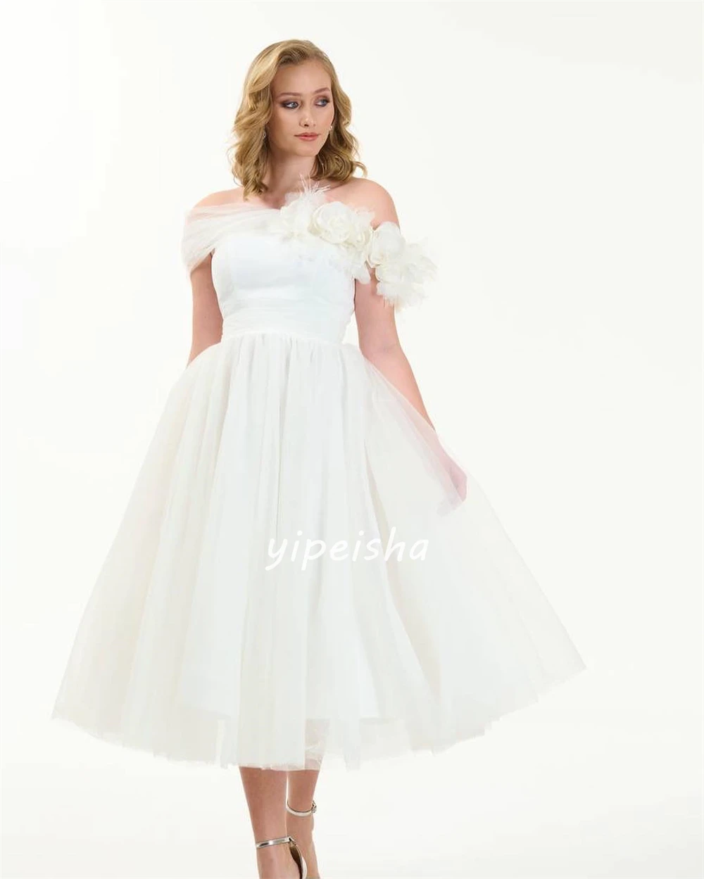 Maßgeschneidertes Netz-Quinceanera-Kleid mit handgefertigten Blumen und Federn, A-Linie, schulterfrei, maßgeschneidertes Anlasskleid, Midi-Kleider