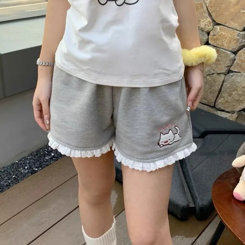 การ์ตูนญี่ปุ่นแมวเย็บปักถักร้อย Lotus Leaf Edge กางเกงขาสั้นฤดูร้อนเอวยางยืดกางเกงขาสั้นขากว้าง Pantalones Cortos De Mujer