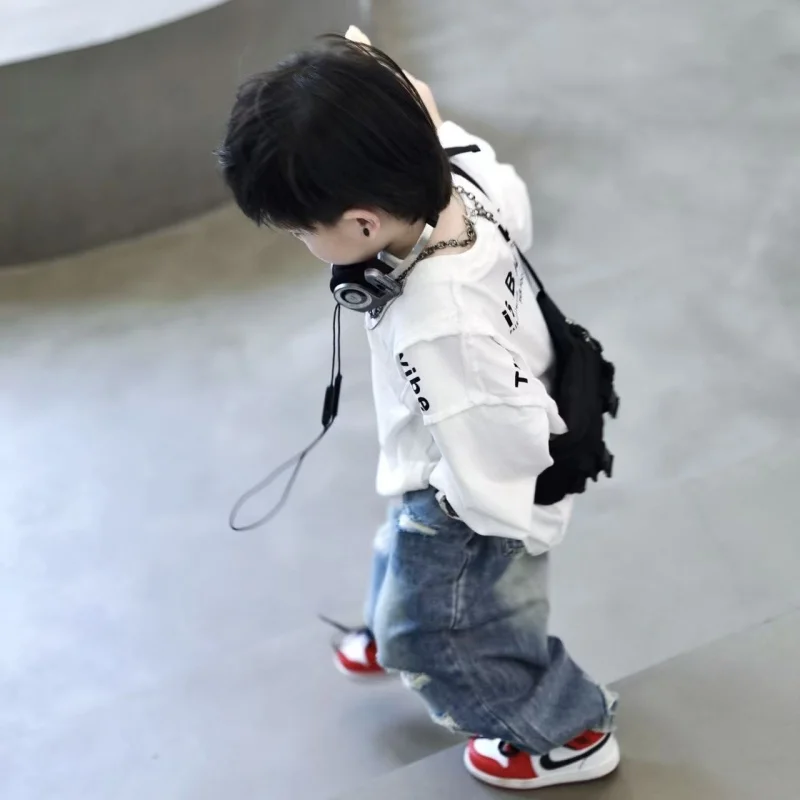 ملابس الأطفال 2025 الربيع والخريف النسخة الكورية الجديدة رسالة الربط قاعدة قميص الرجعية ممزق الجينز قطعتين مجموعة