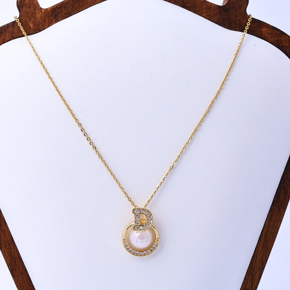قلادة جميلة للنساء - تصميم حرف D من اللؤلؤ عبر الحدود مع ترصيع الزركون الفاخر، فكرة هدية أنيقة، لو من الفولاذ التيتانيوم