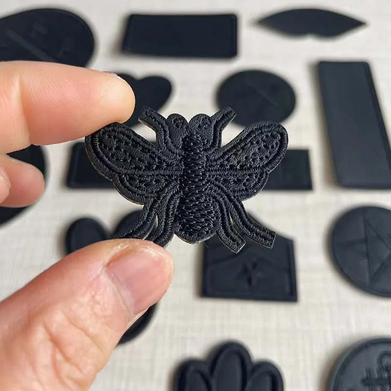 6/17 Stück, Leder-Patch-Stickerei-Applikation, schwarze Abzeichen, selbstklebende Patches, Bügel-Transfer-Aufkleber für Kleidung, Jacken – Detail 6