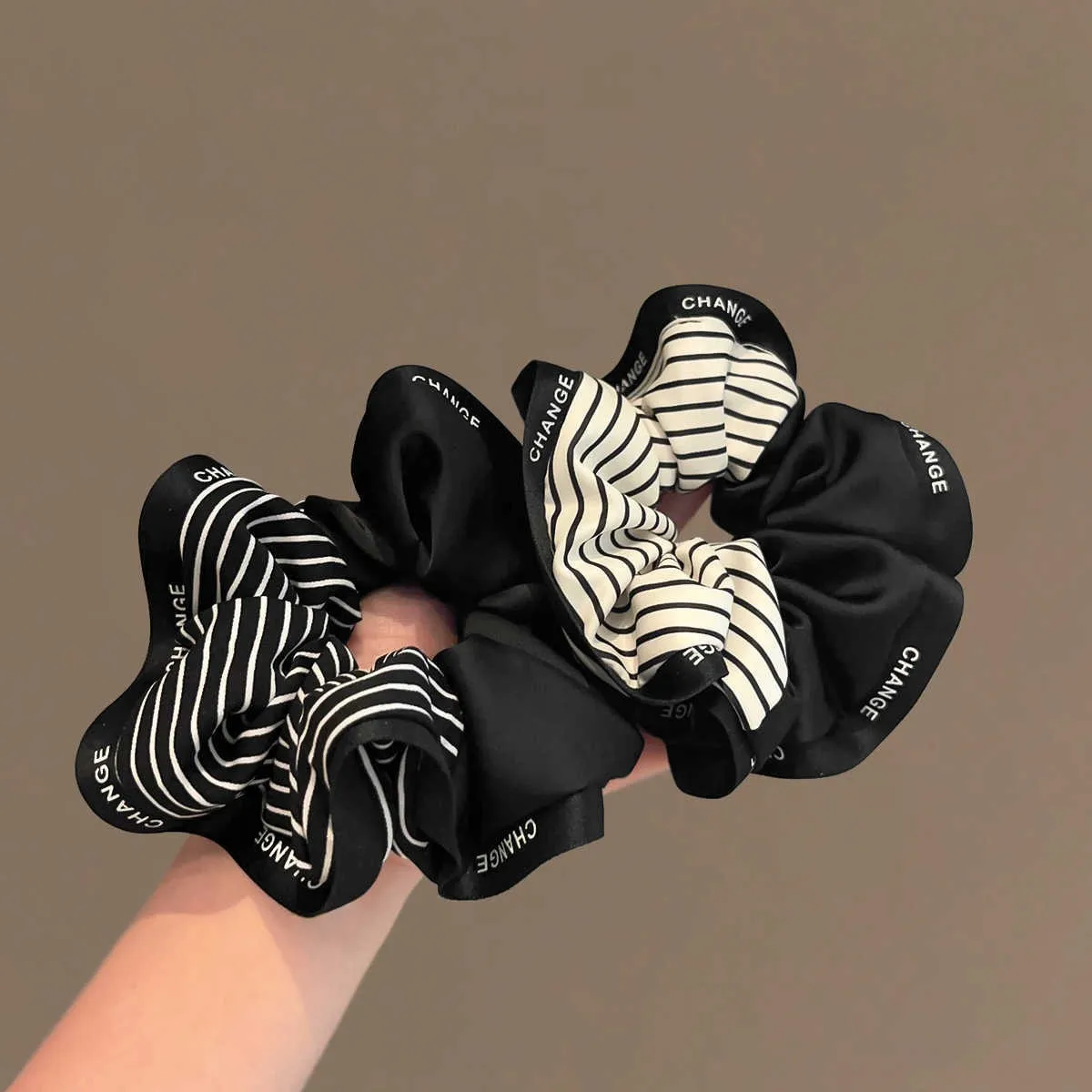

Spliced stripes, black and white large intestine circles, high-end sense of ponytail, temperament, versatile head rope women