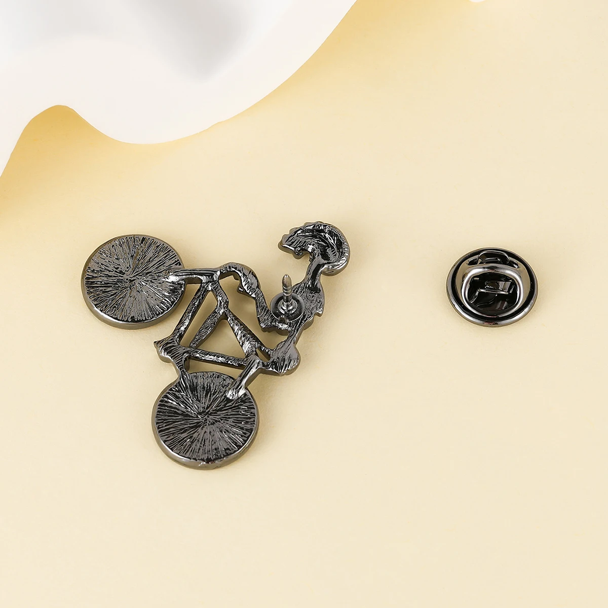 Harong Radiology Skull Enamel Pins Radiation Brooch Funny Medico Lapel Lanyard Bag Coat Accessories Gift for Doctors Student