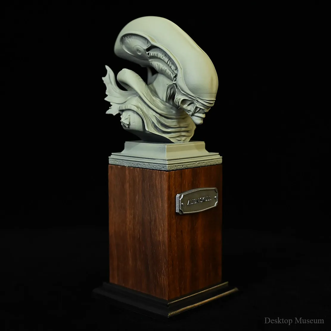 Space Creature Monster Bust 180mm Handmade Resin Statue Horror Desk Decor