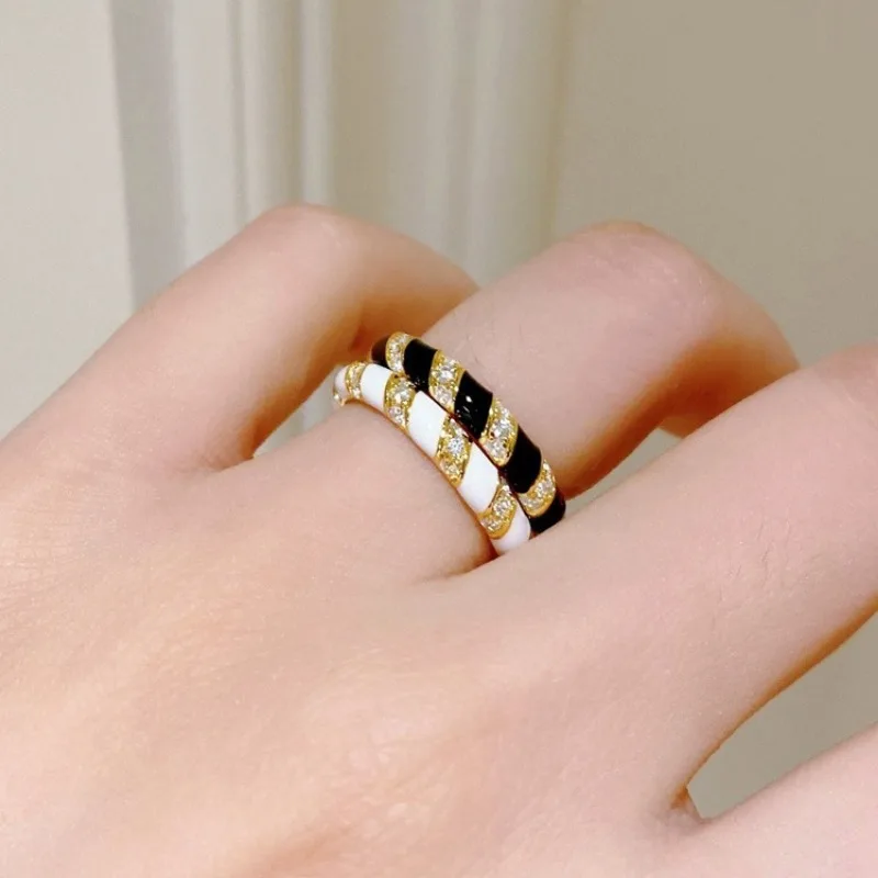 

Черно-белое средневековое эмалированное кольцо с капельной глазурью для женщин, холодный ветер, легкая роскошь, нишевое уклады, ношение элитного класса R
