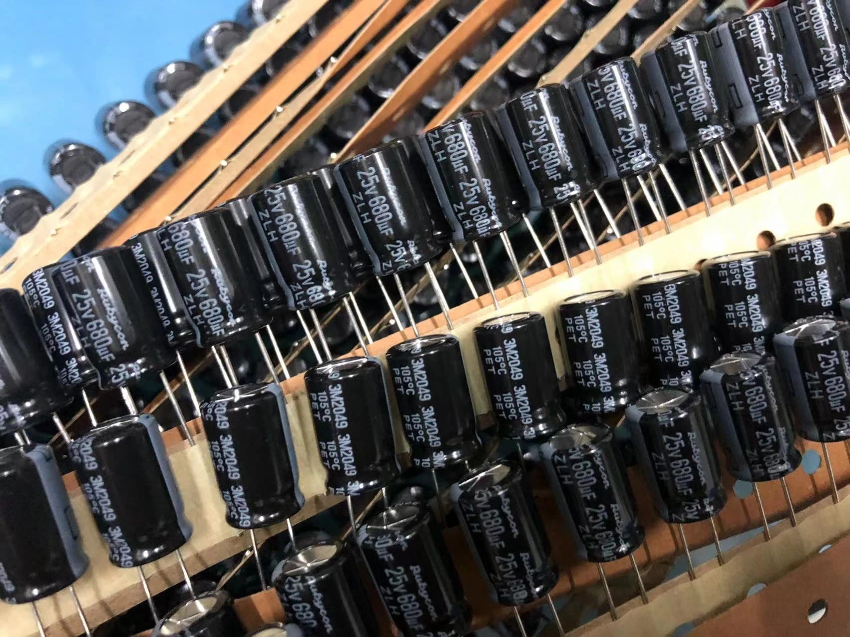 2026 10 szt. NOWE RUBYCON ZLH 25V680UF 10X16MM 105 stopni 680UF/25V kondensatory wysokiej częstotliwości o niskiej rezystancji i długiej żywotności zlh 680Uf 25v