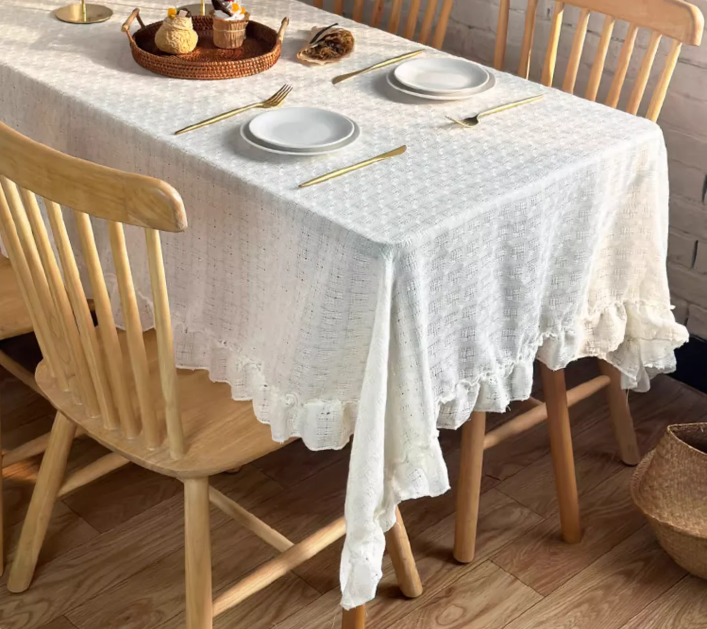 French-style cream tablecloth, vintage round table coffee table, ruffled edge, natural wood, Nordic lace fabric, balcony cover