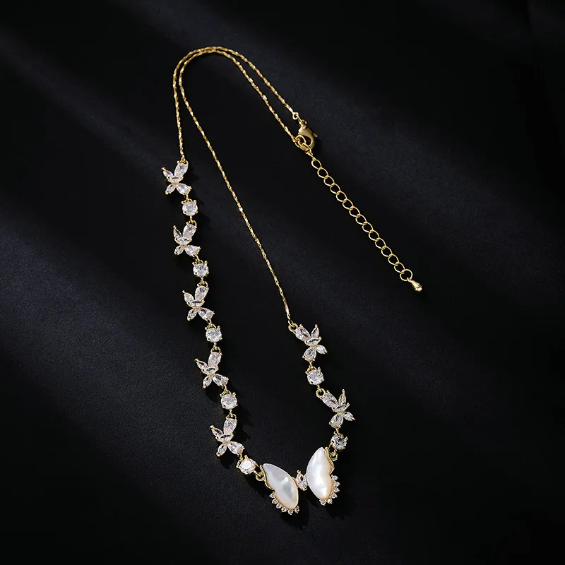 هذه قلادة الفراشة المصنوعة من الزركون الأبيض المصنوعة من عرق اللؤلؤ وهي إكسسوار سلسلة الترقوة متعدد الاستخدامات