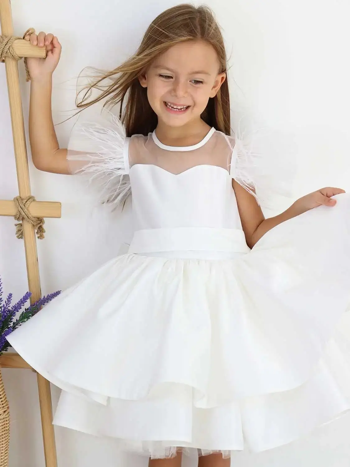 

White Ball Gown Flower Girl Dresses for Wedding Tiered Short Kids Birthday Gowns Feathers Bows Little Girl Photography Dresses