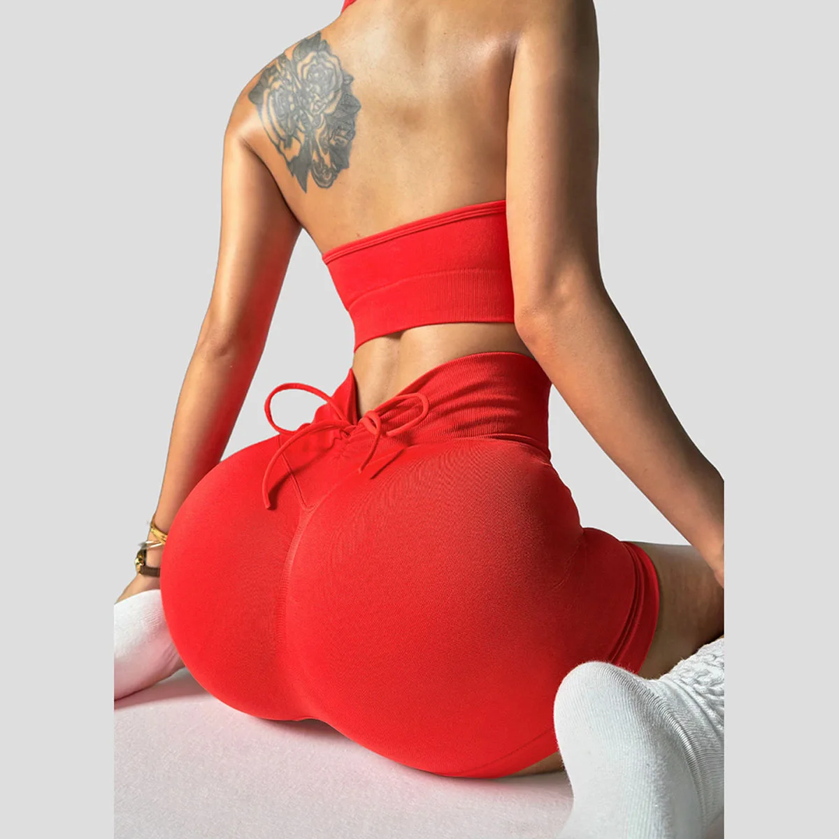 

Женские комплекты для спортзала: топы-халтеры, шорты с эффектом пуш-ап, спортивные шорты с V-образной спинкой, байкерские шорты, леггинсы для йоги, летние тренировочные спортивные костюмы из 2 предметов