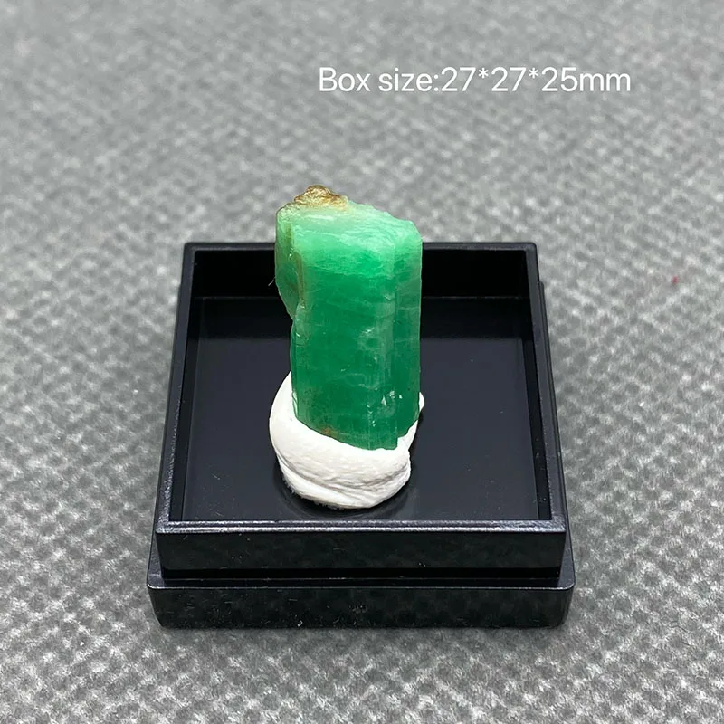 

100% Natural green emerald mineral gem-grade crystal specimens stones and crystals quartz crystals +Box 27*27*25m'm