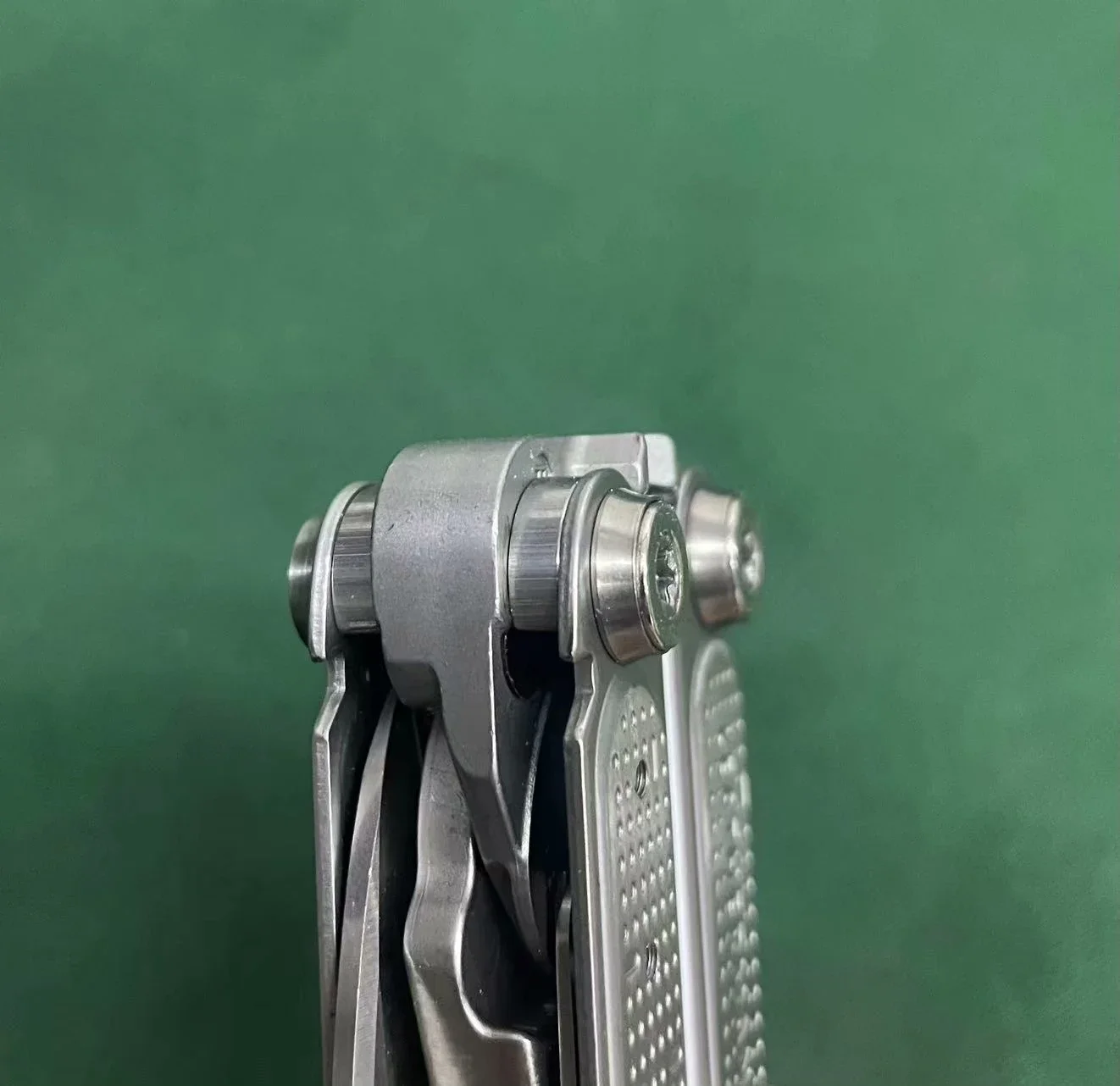 Titanium Alloy Screw Set with Magnetic Ring for Leatherman Free P4, 4Pcs Mod Replacement Screws (Tool Not Included) - view 2