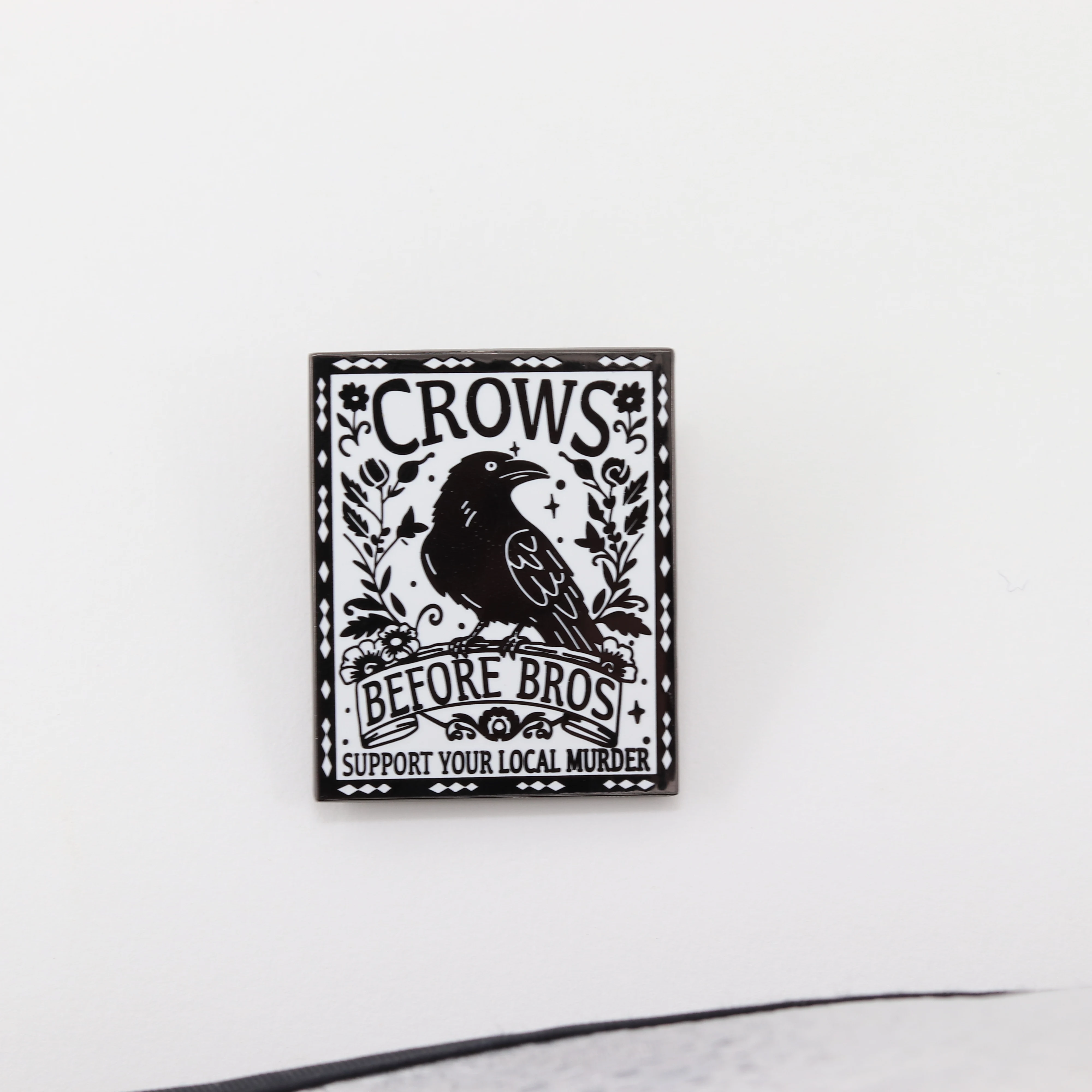 Vintage Crows Before Bros Brosche Unterstütze Deine Lokalen Mörder Gothic Emaille Anstecknadel Bevorzugt von Freundinnen Punk Gothic Fans Geschenk – Detail 10