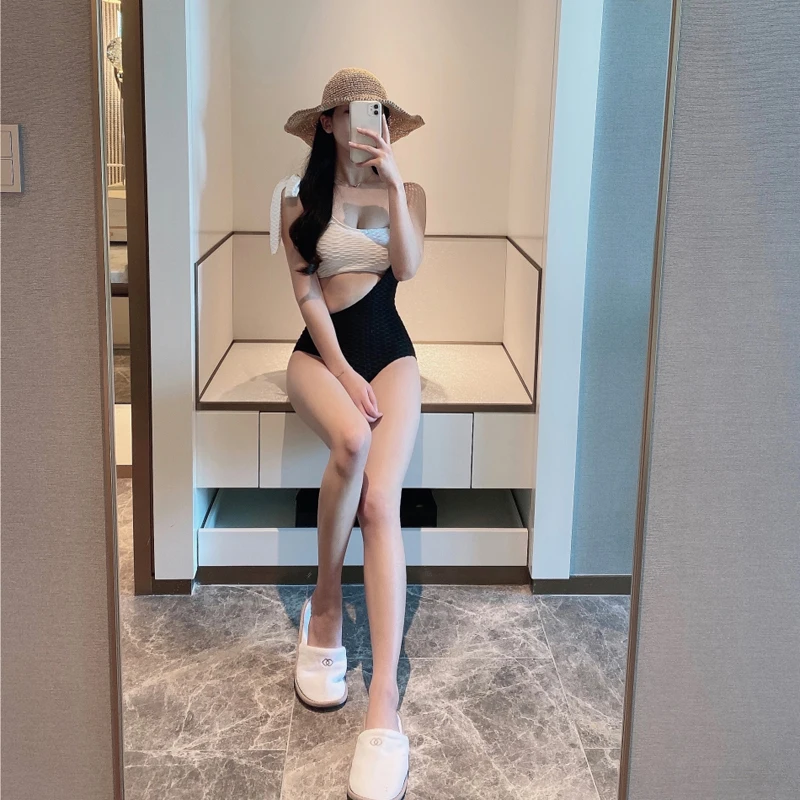 Neuer sexy einteiliger Badeanzug für Damen: Schwarz-weiß gespleißter, schlankmachender Badeanzug für kleine Brüste – lässiger Thermo-Vacation-Schwimmanzug