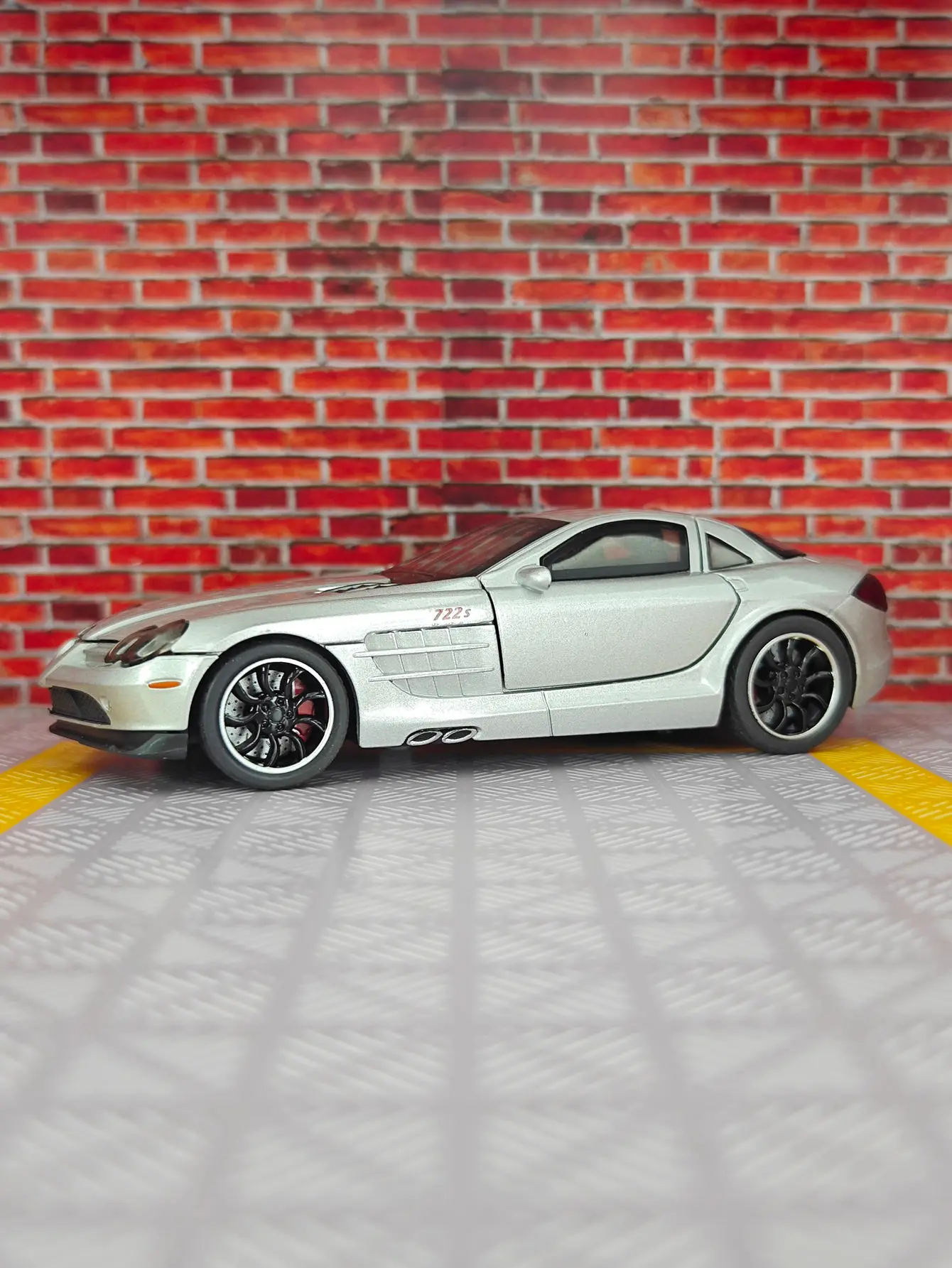 1: 32 simulation Mercedes Benz SLR alloy car model, doors and engine hood, trunk can be opened, sound and light return power