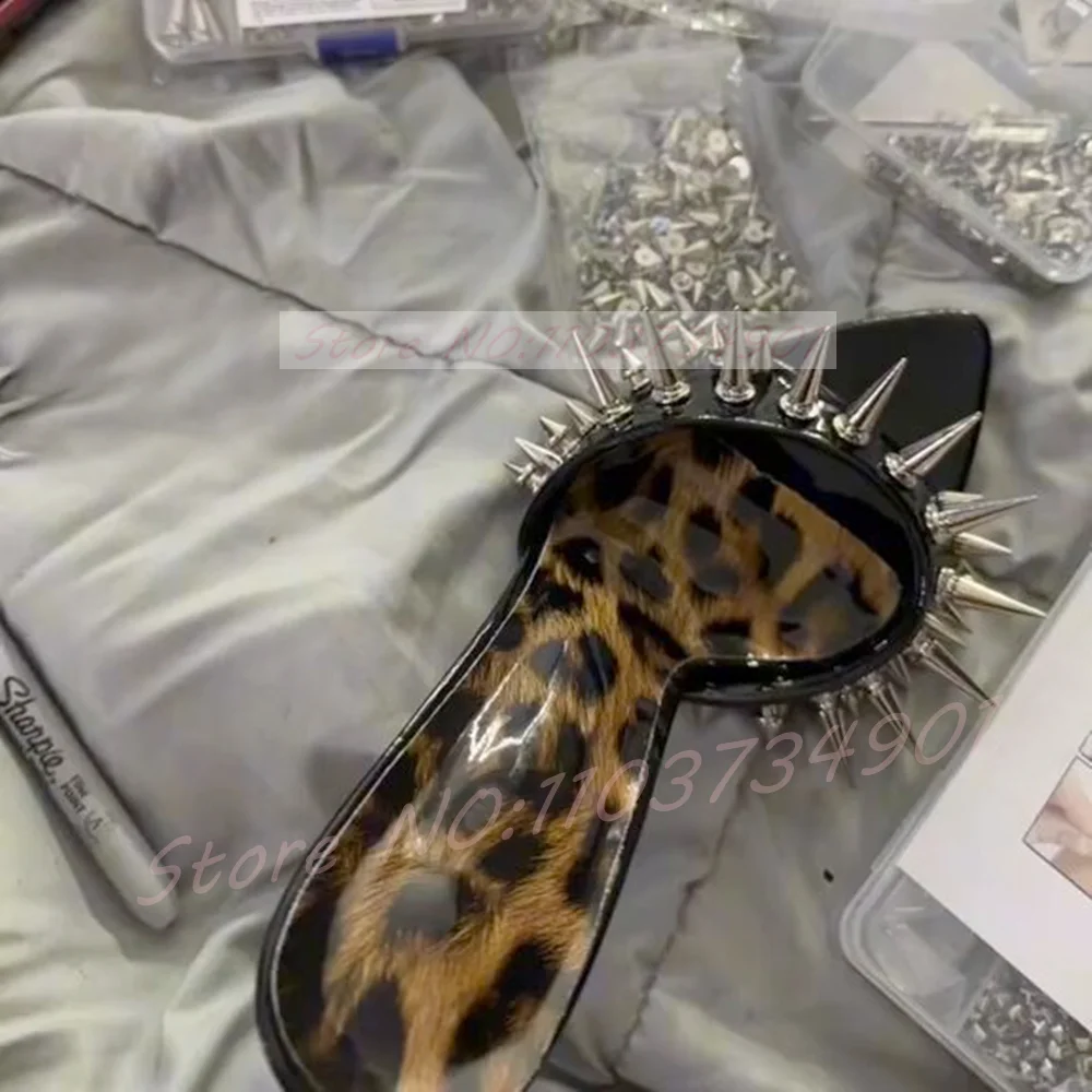 Goldene Spike-Nieten-Stiletto-Mules für Damen, Leopard- und Schwarz-Design, spitze Lacklederschuhe, edgy Punk-Nieten-High-Heels-Mules