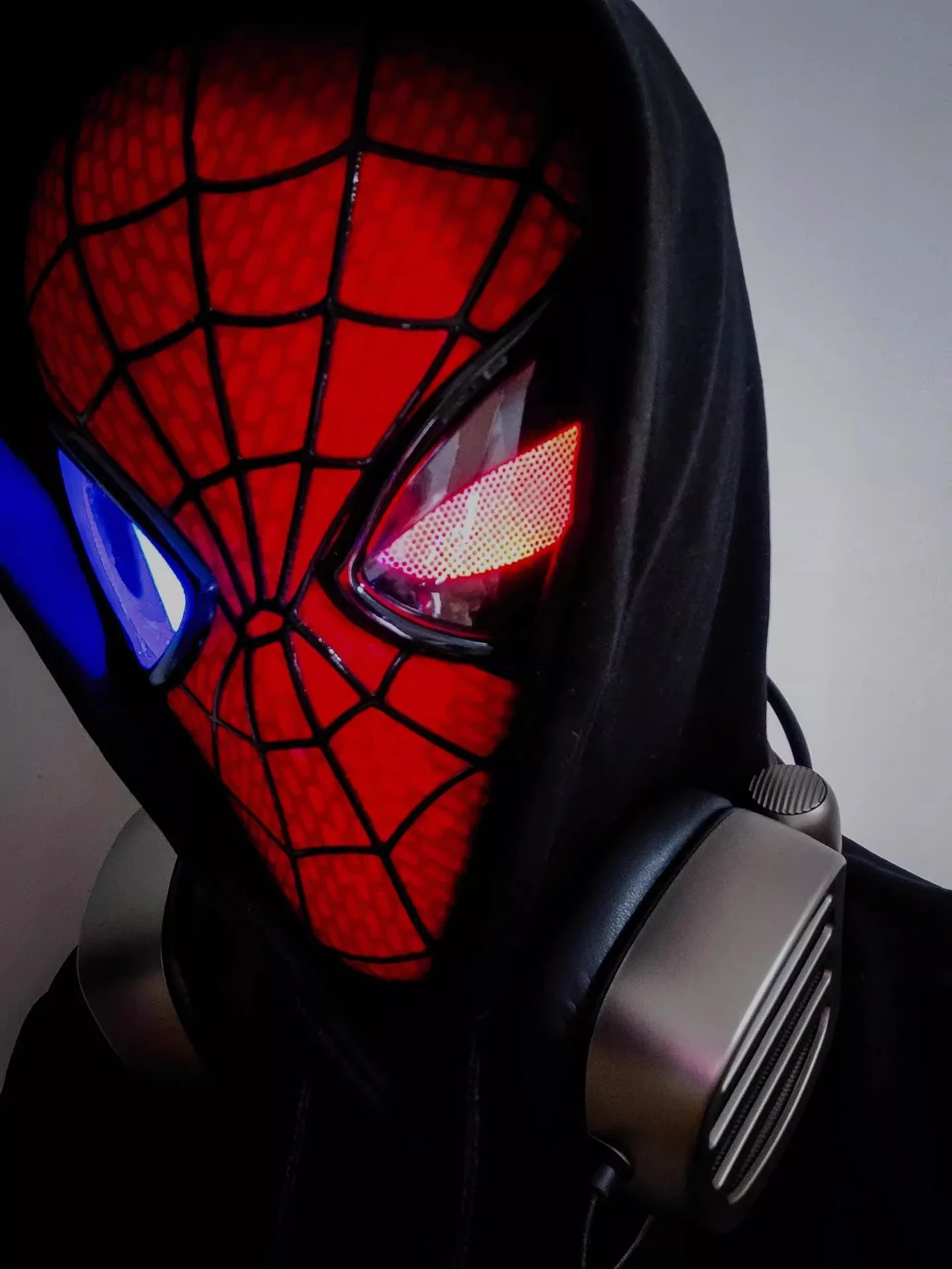 Spider-Man Auto-Touch Light Up Mask with Motorized Eyes & Ring Control 1:1 Scale Wearable Collectible for Cosplay