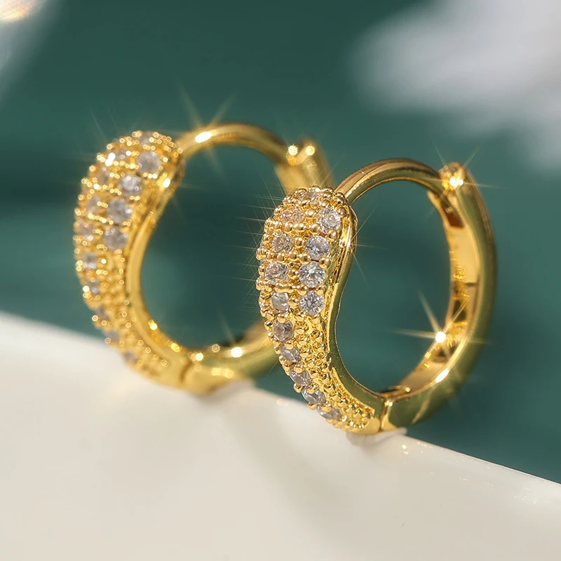 Exquisite goldfarbene weiße CZ-Ohrhänger für Damen, geometrisch geschnitzt, für Partys und Alltag. – Detail 1