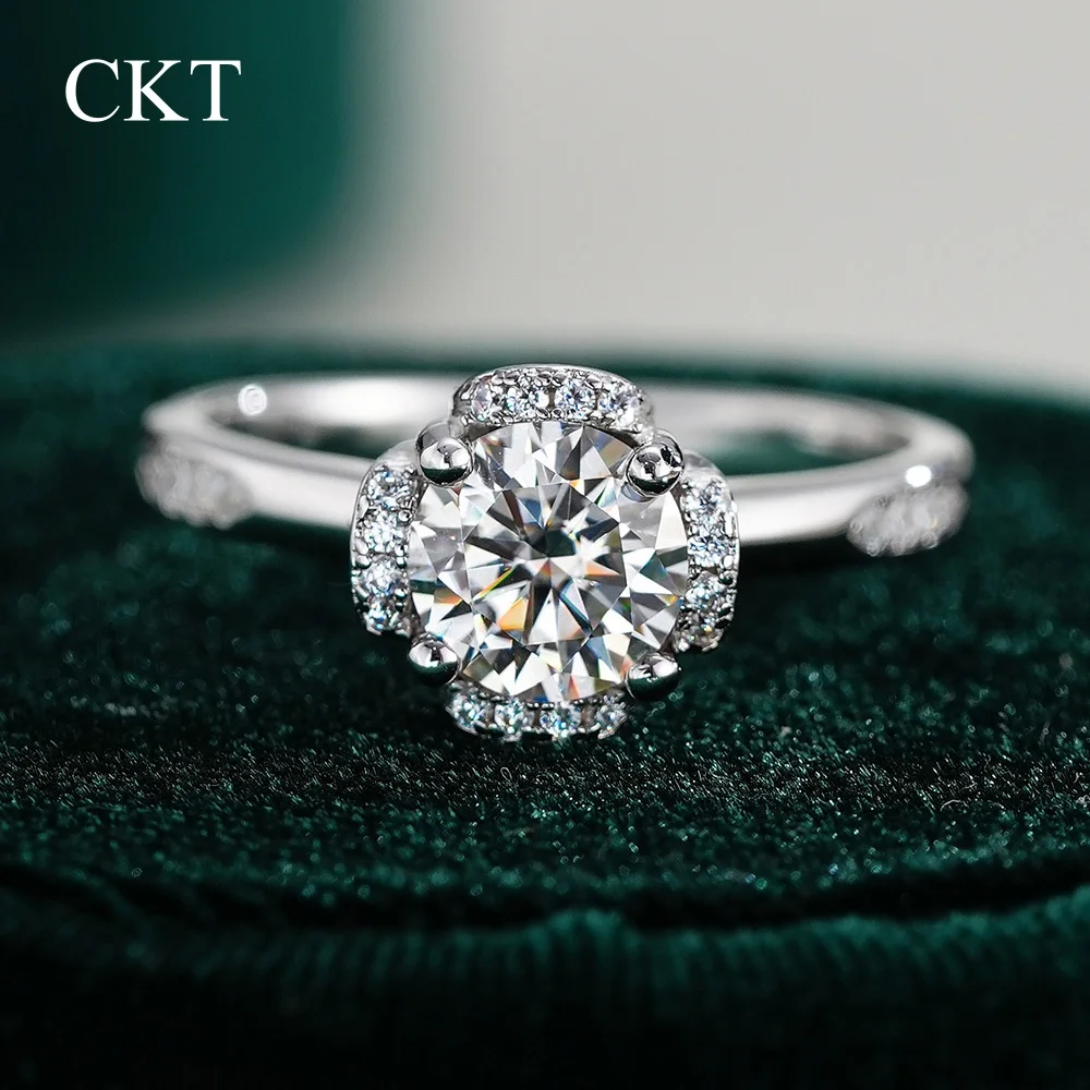 

CKT 18k White Gold Women's Ring 1ct Diamond Moissanite Ring Platinum Pt950 Hollow Four-Claw Classic Marriage Proposal Jewelry