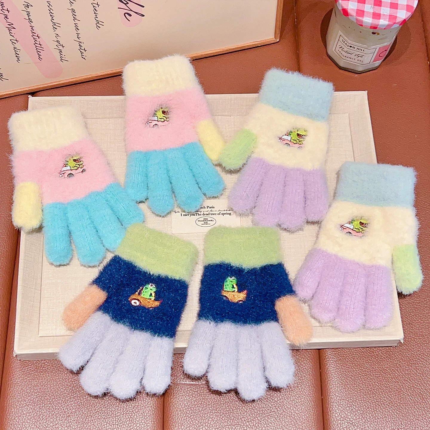 Kinder-Winterhandschuhe mit vollen Fingern, 6-10 Jahre, niedliche Cartoon-Dino-Stickerei, flauschige Plüsch-Wärmehandschuhe, Kinder-Outdoor-Kälteschutzhandschuhe – Detail 5