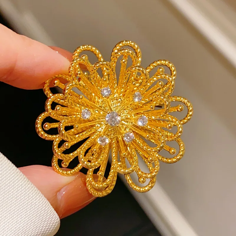 CC Golden Brooches Jacket Coat Pins 3.9*3.9cm Flower Cardigan Shawl Buckle Elegant Suit Pin Shining Corsage Party Gift