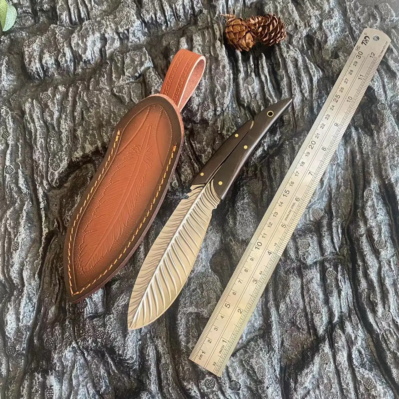 Feather Pattern Powder Steel Fixed Blade Knife Wooden Handle Outdoor Camping Knife Tactical Hunting Tool with Leather Case