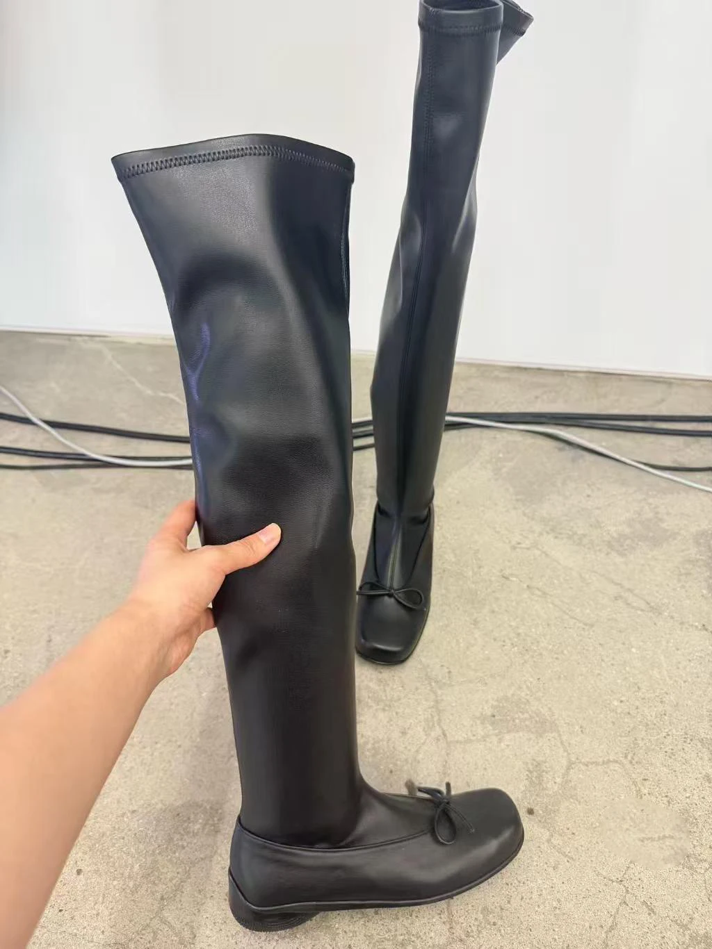 

Высокие эластичные тонкие ботинки с бантом, осенне-зимние женские модные сапоги выше колена с квадратным носком на толстом каблуке, теплые противоскользящие ботинки