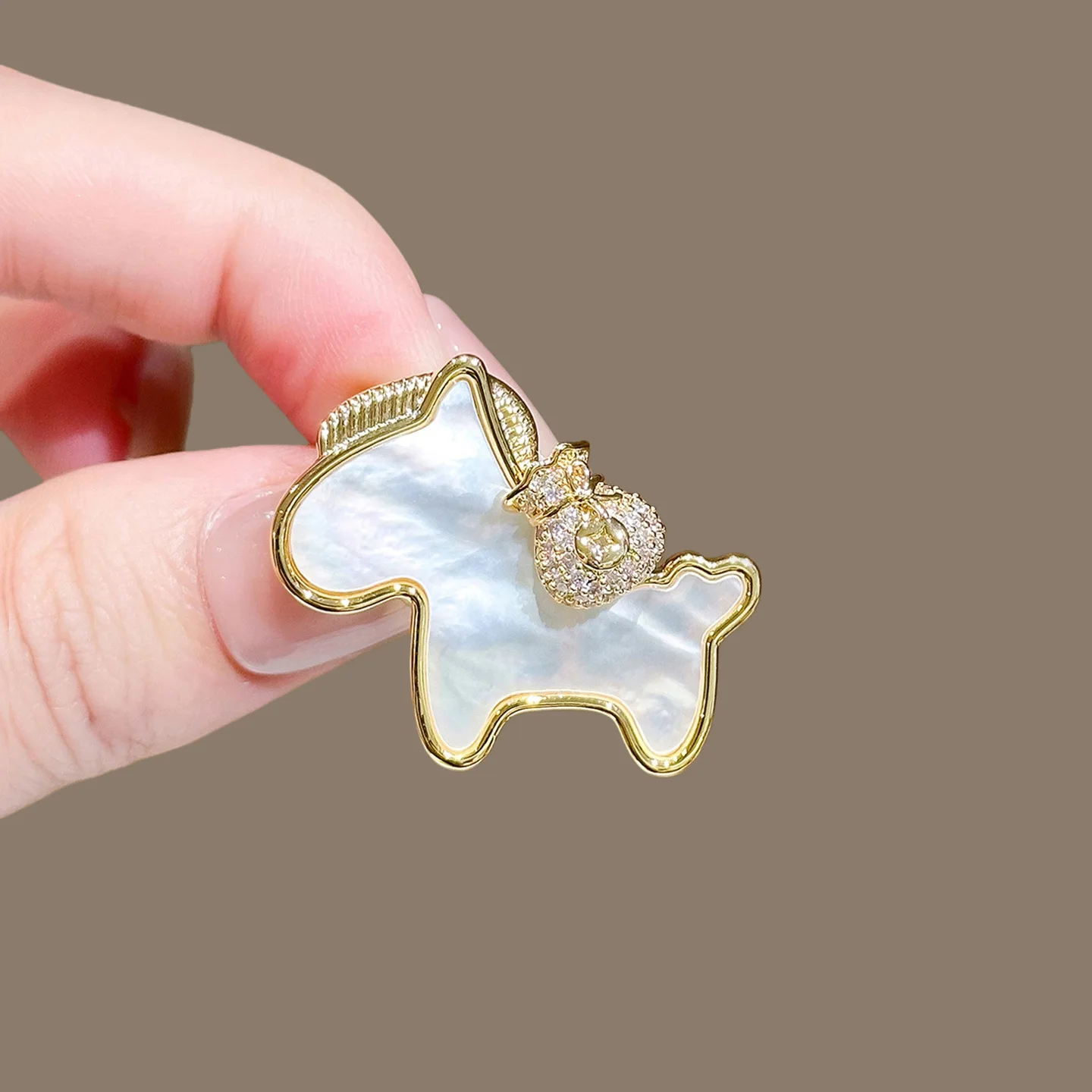 2026 New Pony Back Money Bag Brooches For Women Simple Cartoon Versatile Zodiac Brooch 'Will Be Rich' Horse Animal Pin Accessory