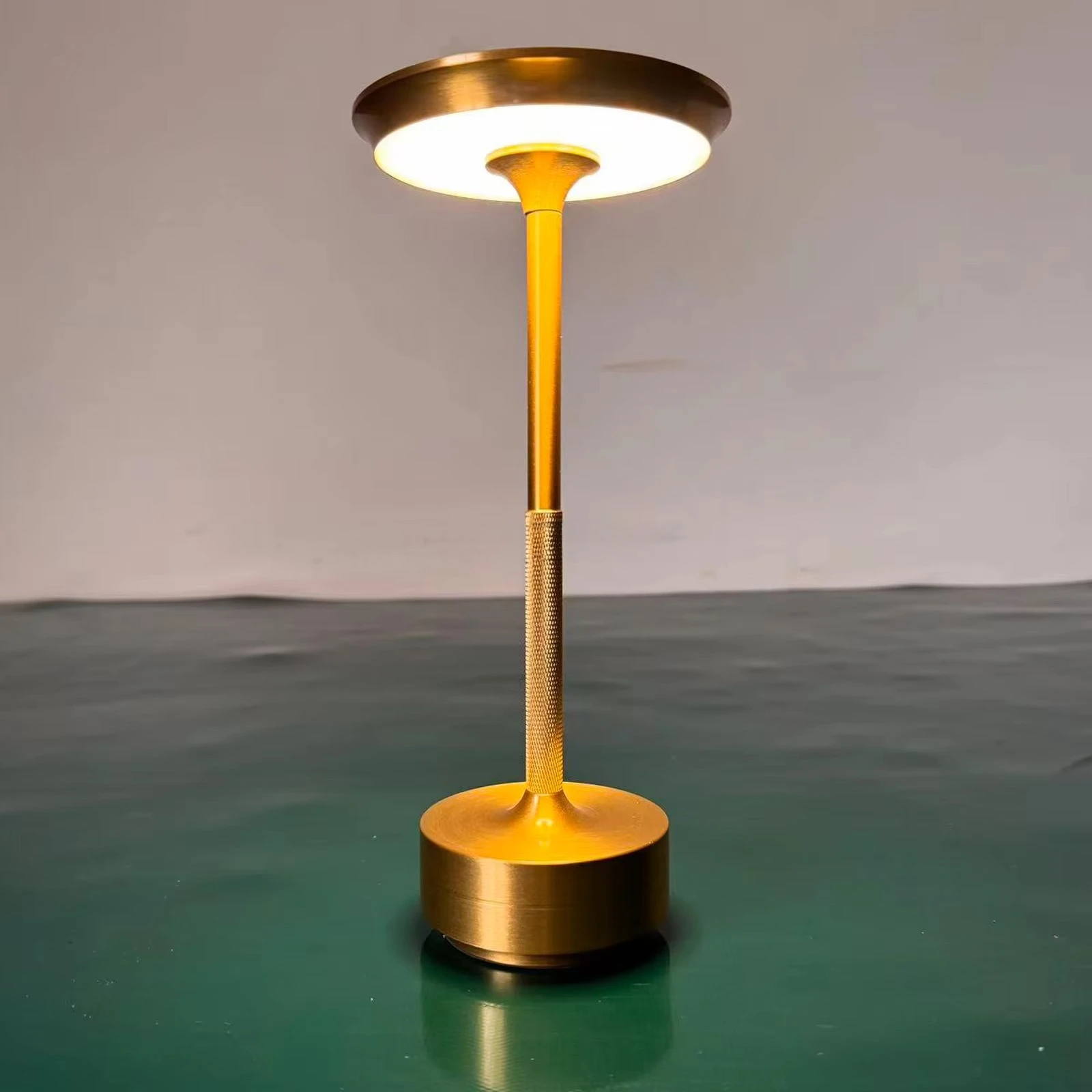 

Factory Whosale Light Modern Wireless Rechargeable Bed Side Cordless LED Electroplated Metal Cordless Table Lamp Aluminum