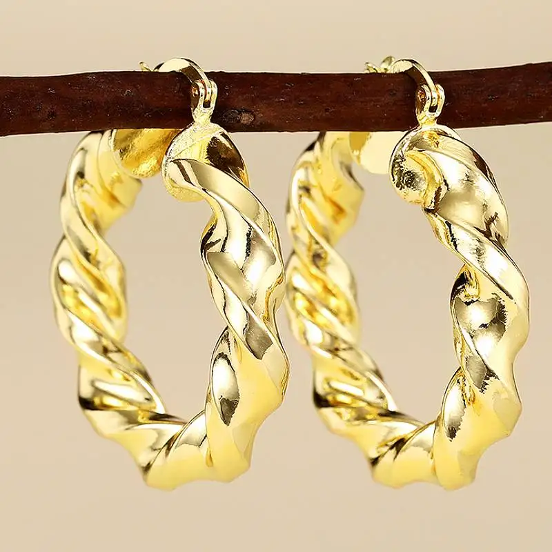 Huitan Luxus-Creolen mit gedrehtem Design für Damen, stilvolle Party- und Hochzeits-Accessoires, goldfarbenes Metall-Schmuckgeschenk