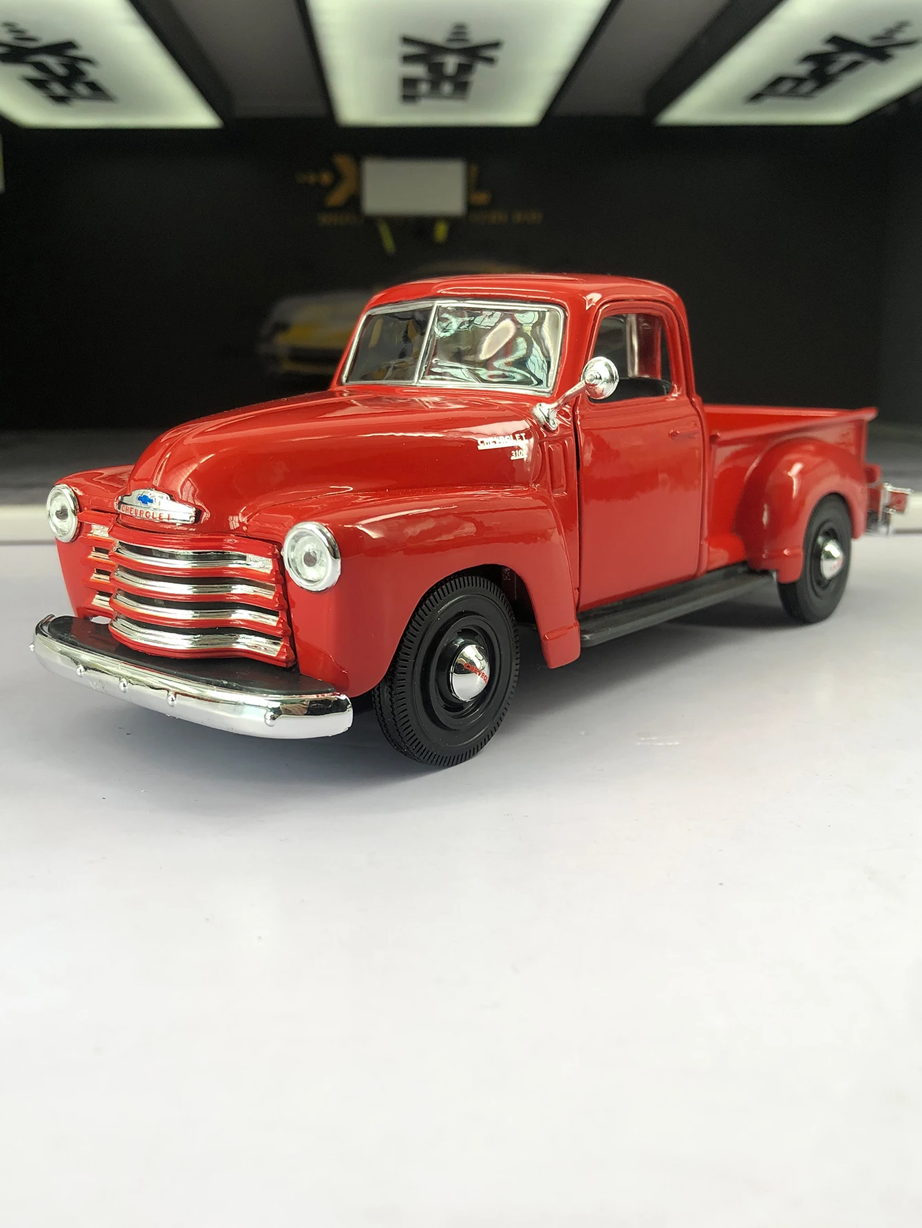 

Maisto 1:25 simulated zinc alloy 1950 Chevrolet 3100 Pick-up model car, static ornament, metal collectible gift car
